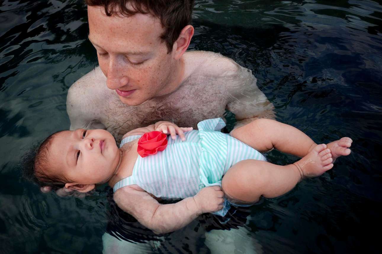Ιανουάριος 2016. Ο Ζάκερμπεργκ βοηθά την ηλικίας τριών μηνών κόρη του, Μαξ, στο πρώτο της μάθημα κολύμβησης