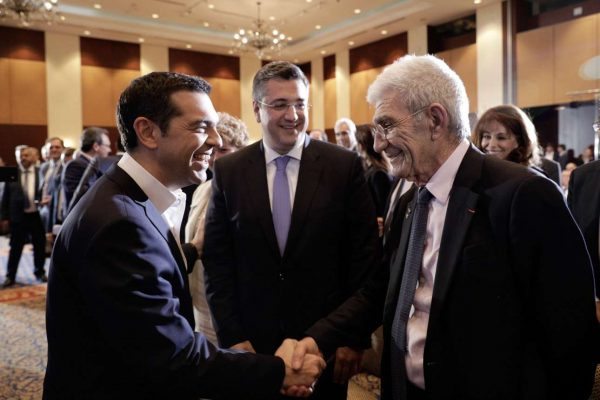 Ο Πρωθυπουργός χαιρετά τον δήμαρχο Θεσσαλονίκης, υπό την εύθυμη επίβλεψη του Περιφερειάρχη Τζιτζικώστα