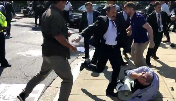 Ο Ερντογάν έφερε μαζί του… άγριο ξύλο κατά διαδηλωτών στην Ουάσιγκτον