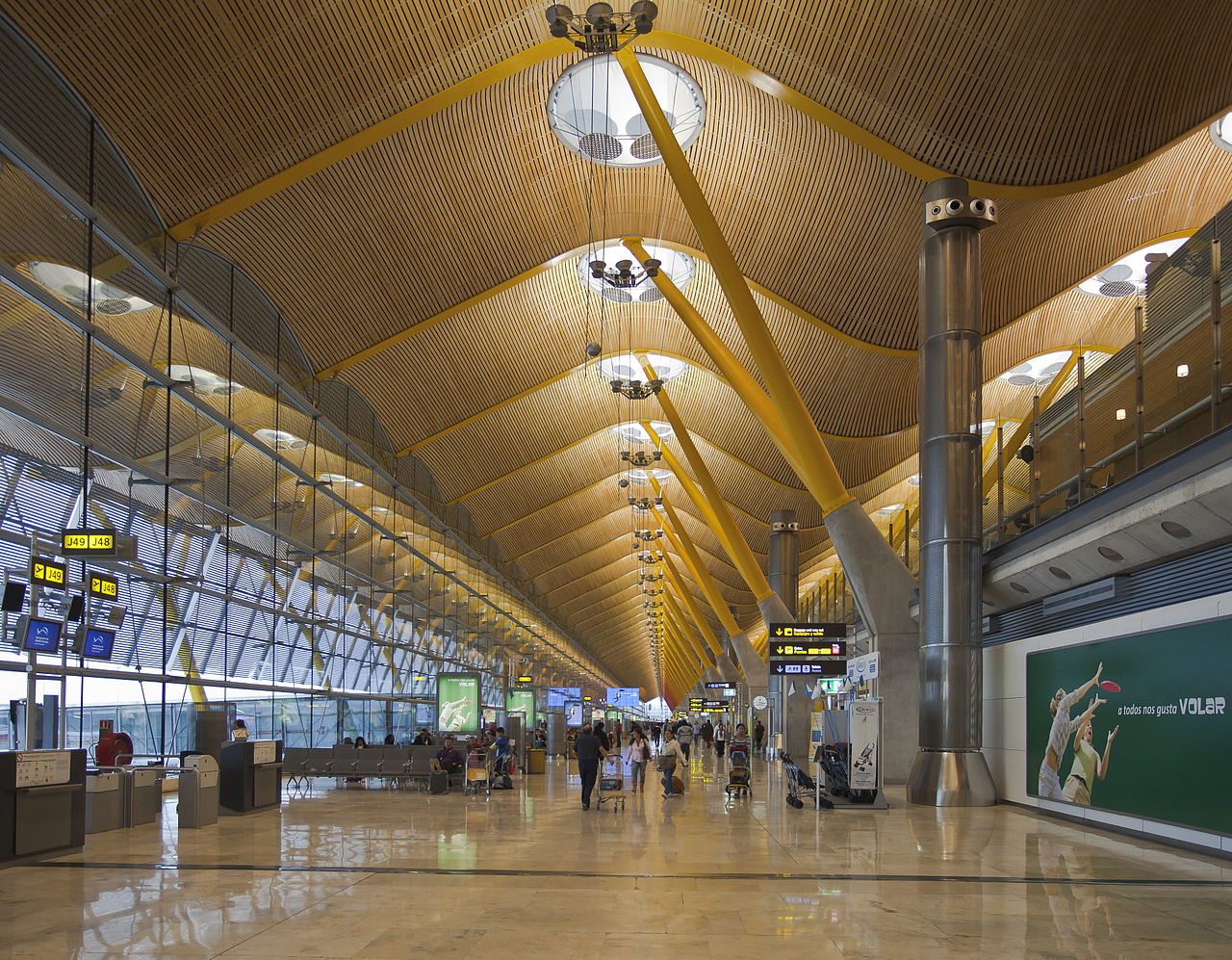 1280px-Terminal_4_del_aeropuerto_de_Madrid-Barajas,_España,_2013-01-09,_DD_17