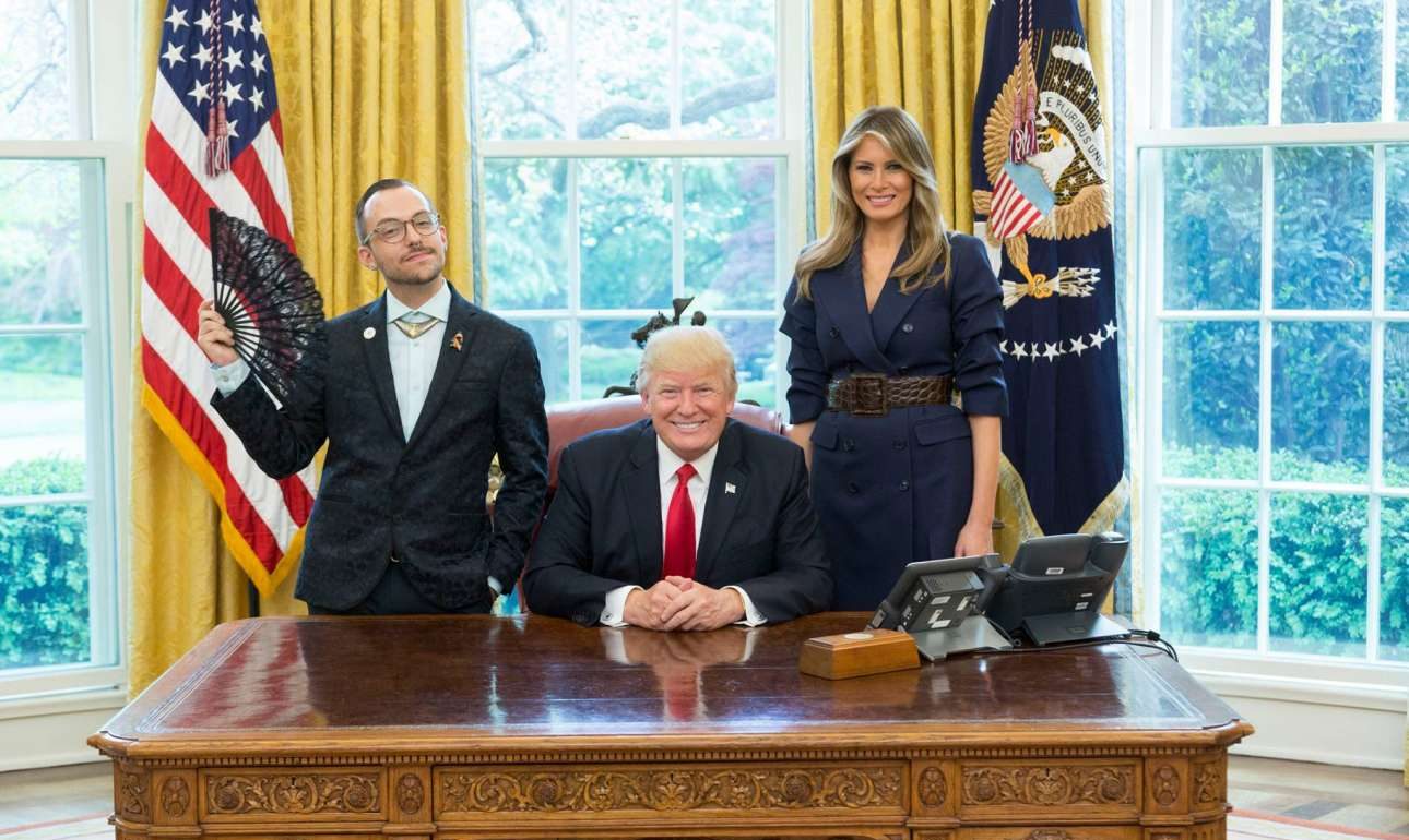 Με μια βεντάλια ποζάρει στο πλάι του Τραμπ ελληνοαμερικανός γκέι καθηγητής