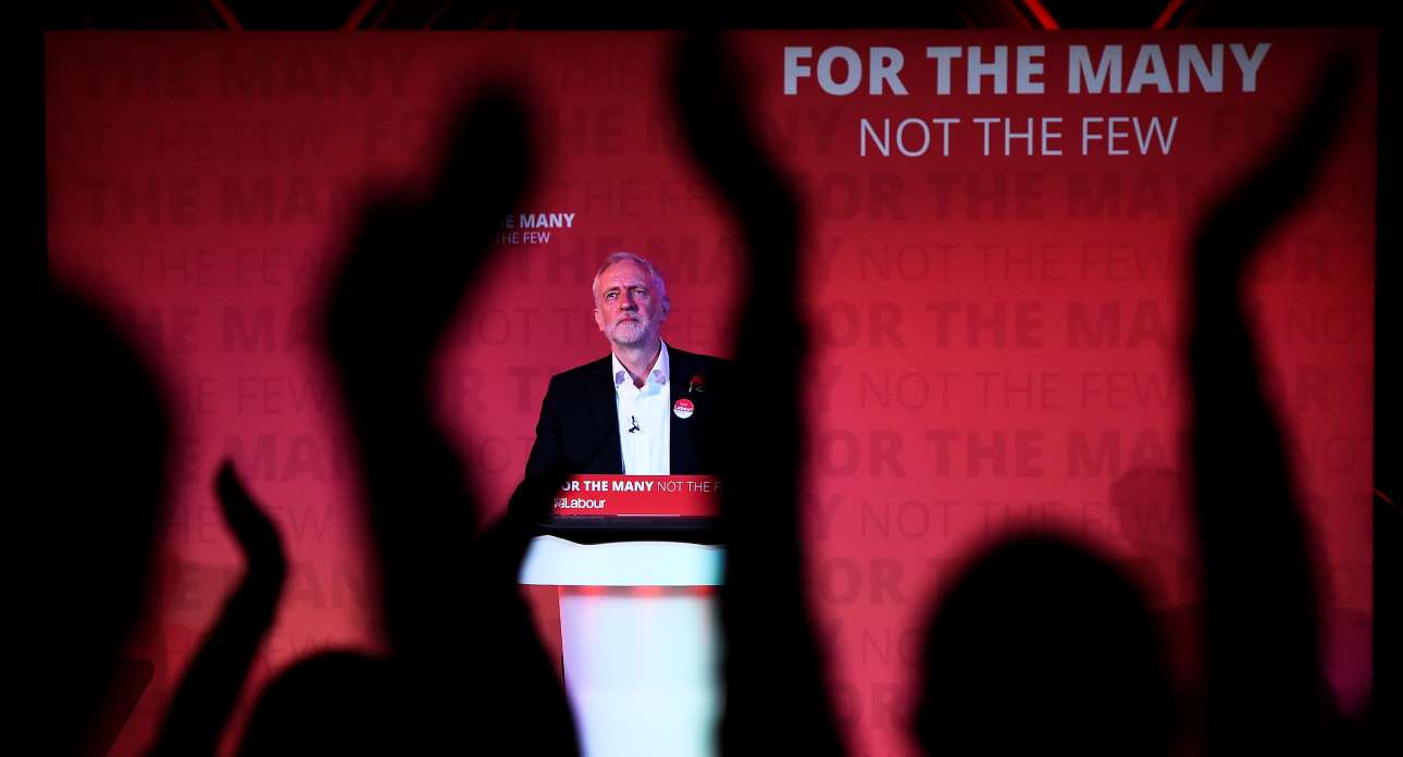 Ο Κόρμπιν (αλλά και ο Βαρουφάκης) στη σκηνή του Γκλάστονμπερι