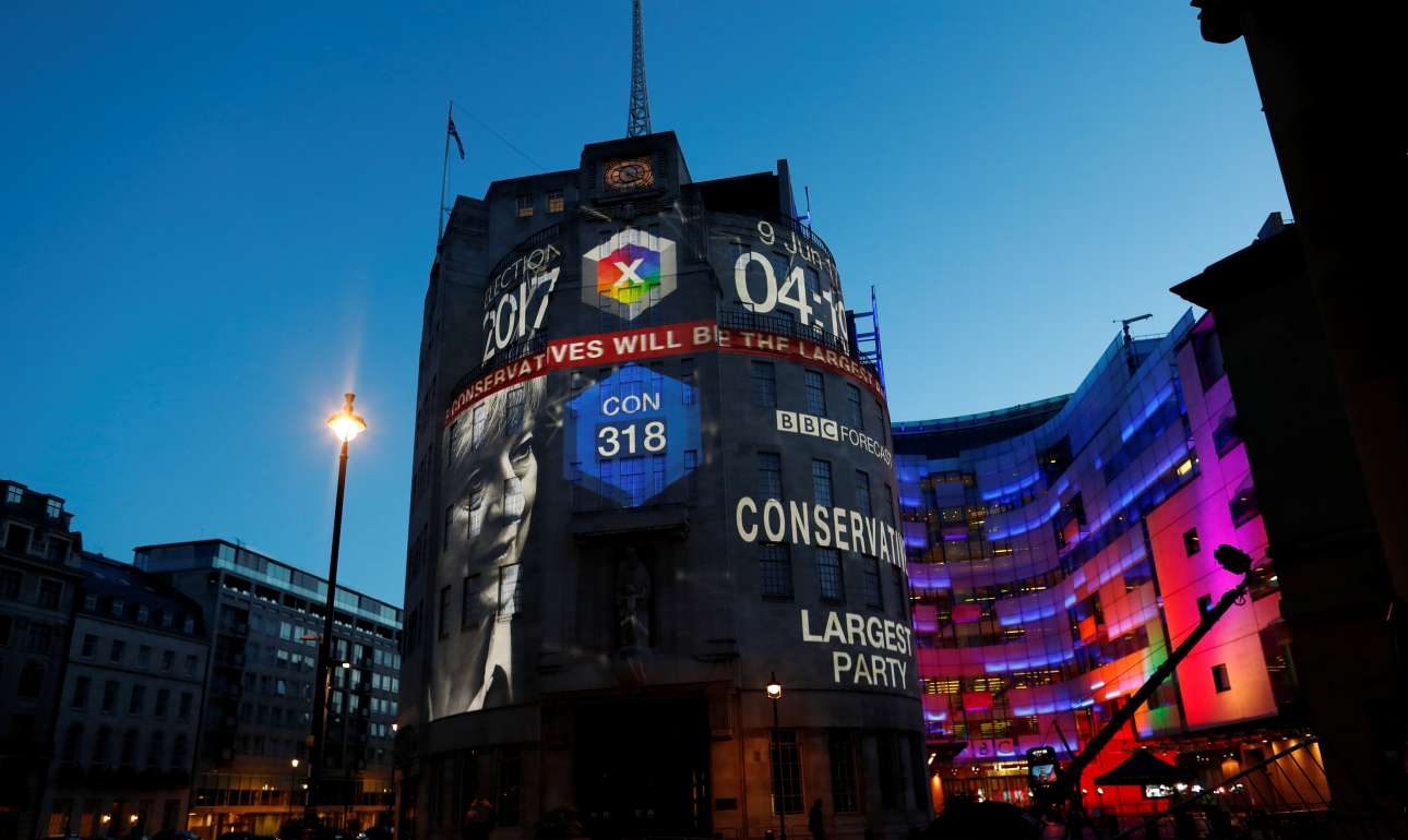 Εχασε την αυτοδυναμία η Μέι, χαμογελά ο Κόρμπιν