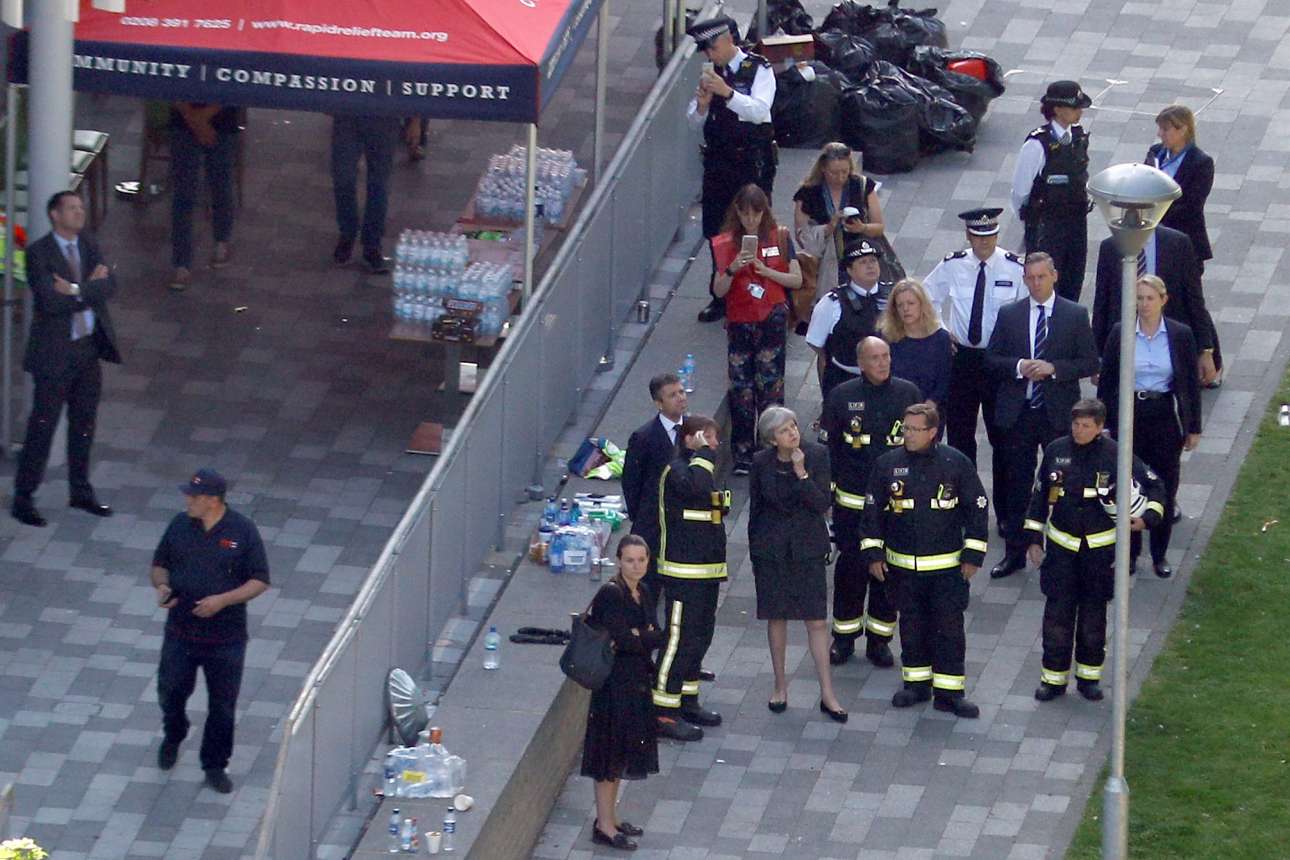 Τη διεξαγωγή έρευνας για την πυρκαγιά ανακοίνωσε η Τερέζα Μέι