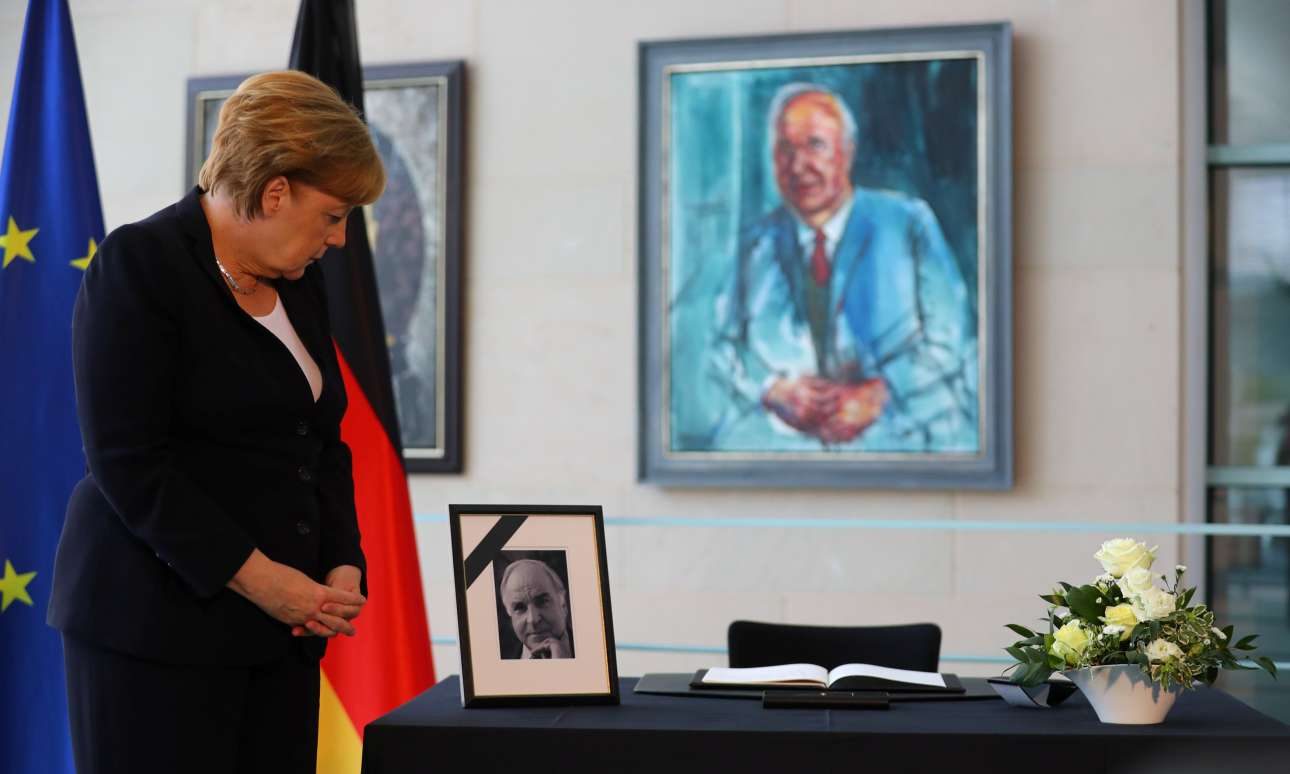 Η Μέρκελ αντιμέτωπη με το φάντασμα του πολιτικού της πατέρα