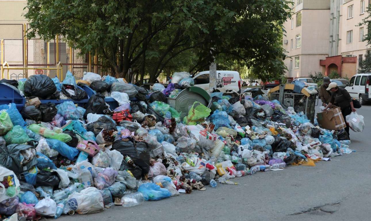 Σκουπίδια και πολιτικές διαμάχες πνίγουν και την Ουκρανία