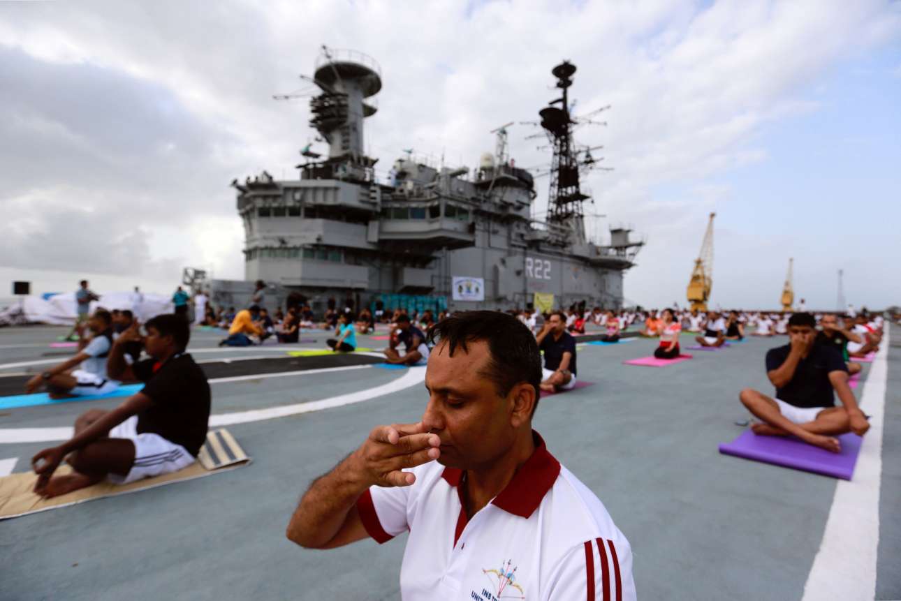 Γιόγκα στην πίστα ενός αεροπλανοφόρου. Οκ, το «INS Viraat» είναι παροπλισμένο, όμως σε μια ένδειξη του πόσο σημαντική είναι η γιόγκα για τους Ινδούς το Πολεμικό Ναυτικό το παραχώρησε για να απολαύσει ο κόσμος τις ασκήσεις του στο λιμάνι της Βομβάης (Μουμπάι)