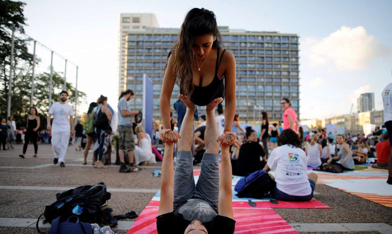 Ενα ζευγάρι πραγματοποιεί μια δύσκολη άσκηση τιμώντας την Ημέρα στην πλατεία Ραβίνων στο Τελ Αβίβ του Ισραήλ