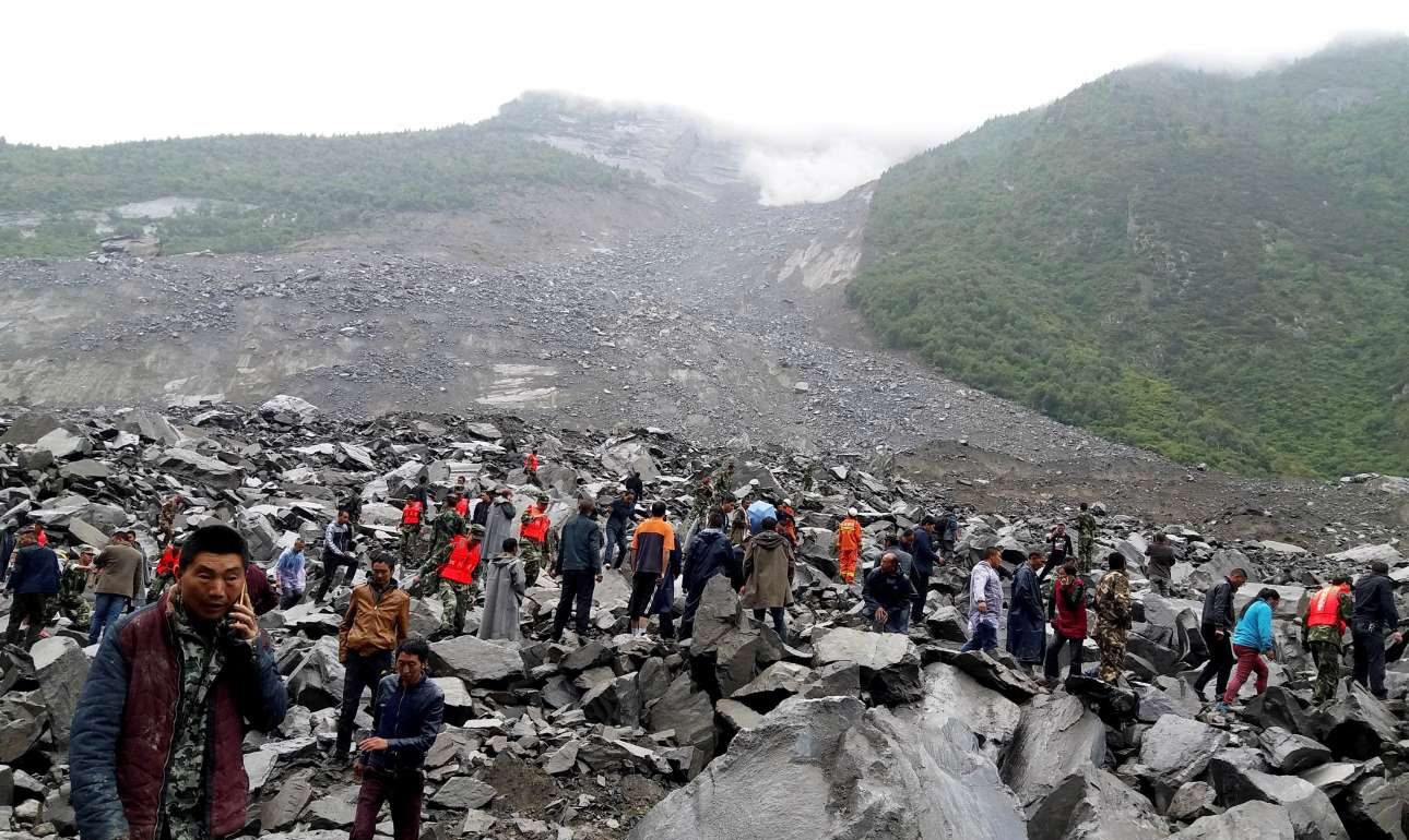 Δεκάδες θάφτηκαν κάτω από τις πέτρες σε κατολίσθηση-μαμούθ στην Κίνα