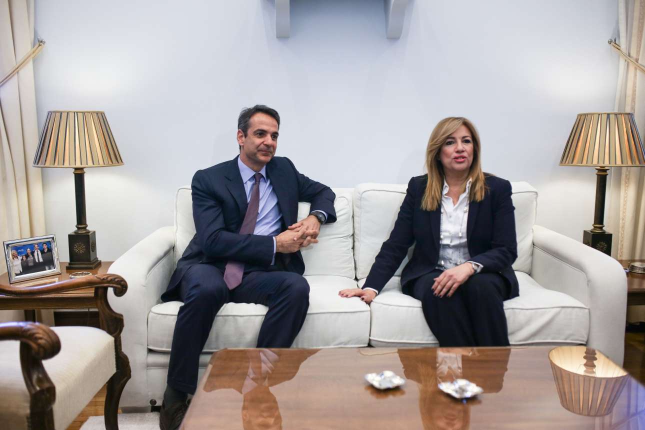 Η Φώφη ζητά εκλογές, ο Κυριάκος πηγαίνει στο συνέδριο της ΔΗΣΥ