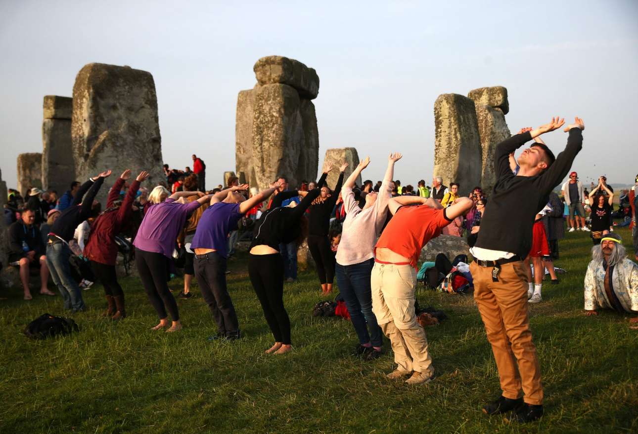 Διπλή γιορτή: Και Παγκόσμια Ημέρα Γιόγκα και Θερινό Ηλιοστάσιο, το οποίο κατά παράδοση φέρνει αμέτρητους επισκέπτες στο περίφημο Στόουνχετζ στη Βρετανία