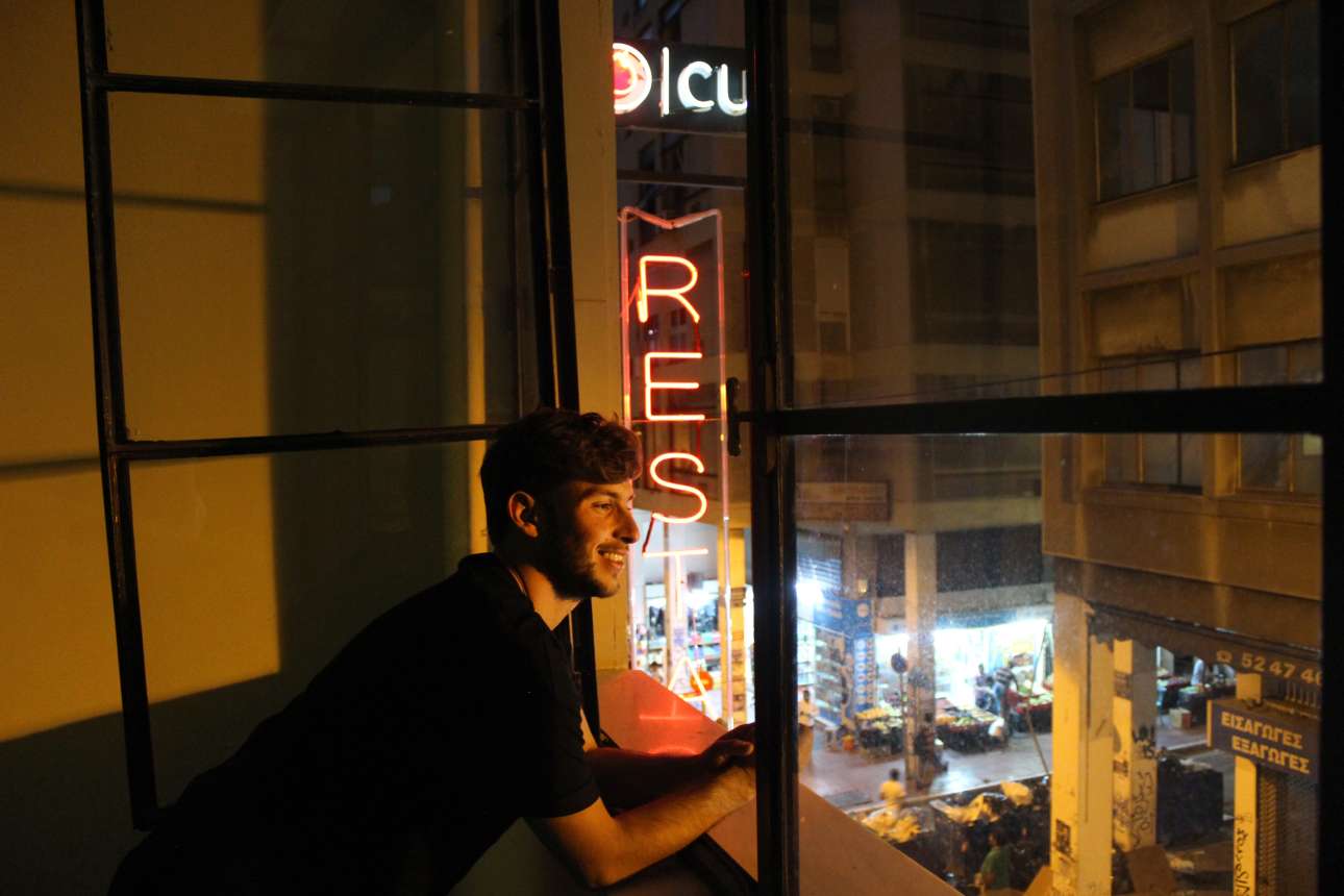 Αντί πινέλου ο καλλιτέχνης κρατάει… νυστέρι!