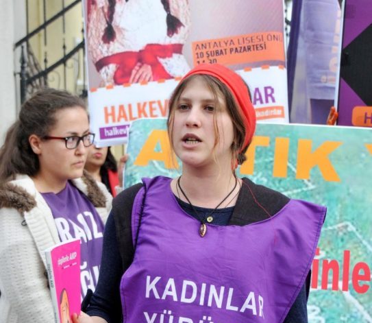 Ο θάνατος της κοπέλας με το «κόκκινο φουλάρι»