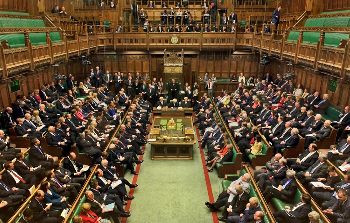 Φεύγει η γραβάτα και από το βρετανικό Κοινοβούλιο!