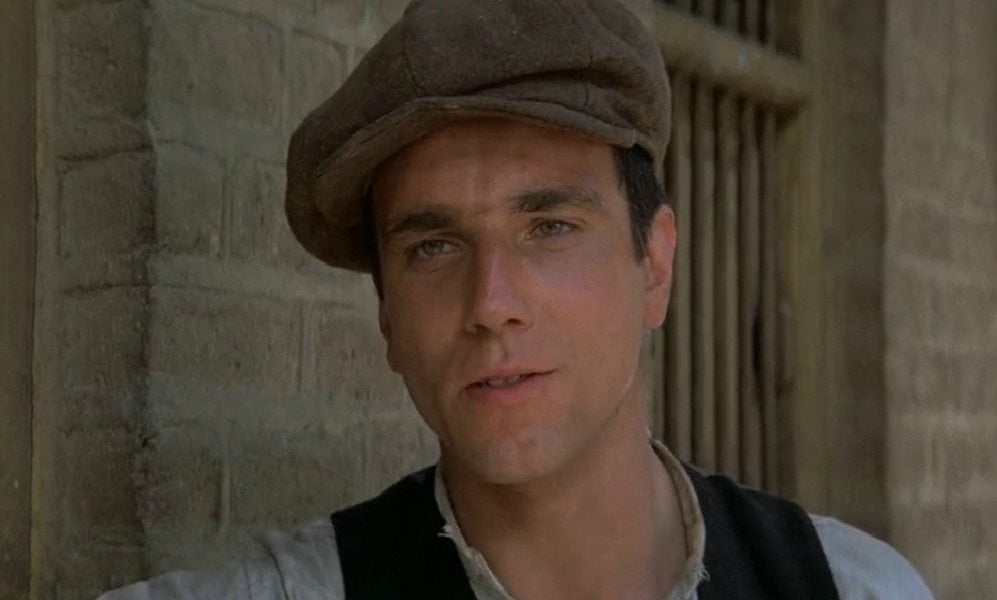 Σε έναν μικρό αλλά χαρακτηριστικό ρόλο στο «Γκάντι» (1982) του σερ Ρίτσαρντ Ατένμπορο. O Nτέι-Λιούις είναι 25 ετών.
