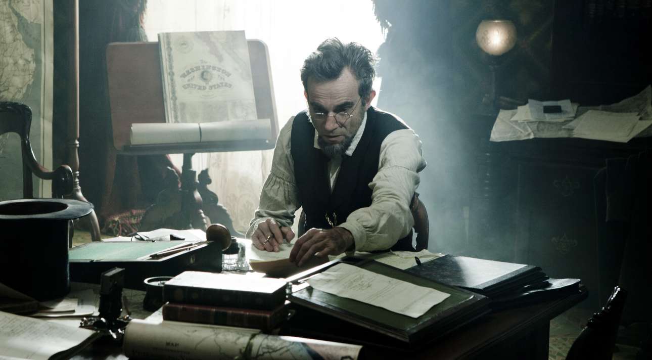 Στο «Lincoln» (2012) του Στίβεν Σπίλμπεργκ. Ο τρόπος που ενσάρκωσε τον Αβραάμ Λίνκολν -ακόμα και το πώς αναπαρήγαγε σωστά τη λεπτή φωνή του 16oυ προέδρου των ΗΠΑ- του έφερε το τρίτο Οσκαρ α' ανδρικού ρόλου της καριέρας του