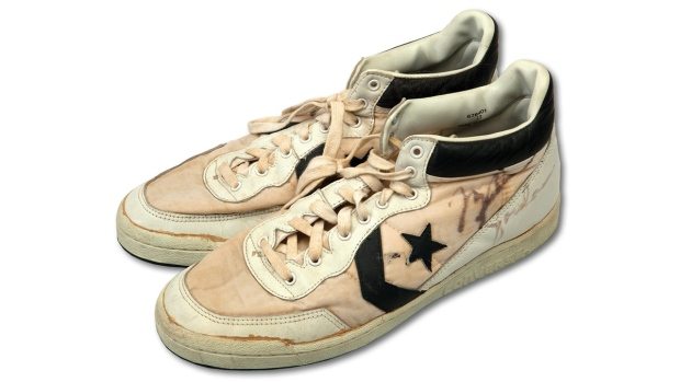 Γιατί αυτά τα παλιά παπούτσια κάνουν 190.000 δολάρια;