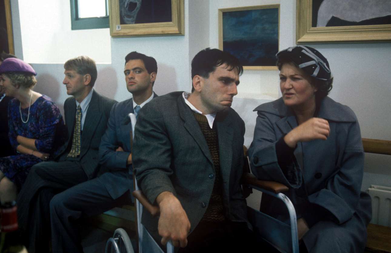 Με την Μπρέντα Φρίκερ, ως παραπληγικός Κρίστι Μπράουν στο «Αριστερό μου Πόδι» (1989) του Τζιμ Σέρινταν, του σκηνοθέτη που αναβάθμισε τον Ντέι-Λιούις ως ηθοποιό παγκόσμιου βεληνεκούς. Η συγκλονιστική ερμηνεία του τότε 32χρονου Ντέι-Λιούις του χάρισε το πρώτο του Οσκαρ