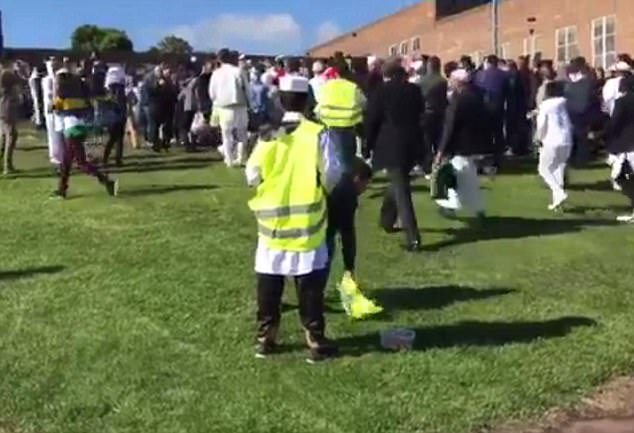 Αυτοκίνητο έπεσε πάνω σε πλήθος μουσουλμάνων στο Νιούκαστλ [βίντεο]