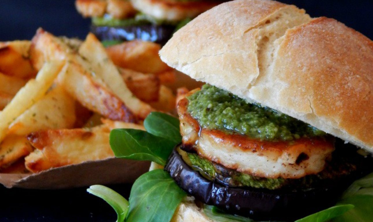 Σάντουιτς με χαλούμι, ψητά λαχανικά και σάλτσα πέστο