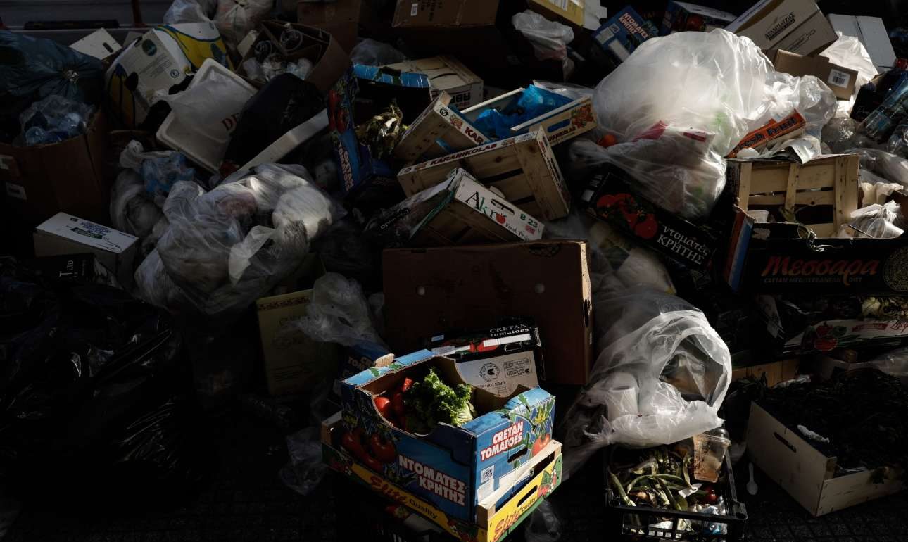 «Σκουπιδομαχία» κυβέρνησης – ΝΔ – συμβασιούχων, παρατηρητές οι δήμοι