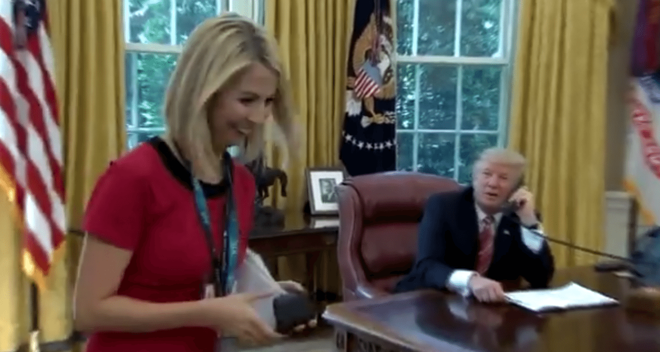 Ο Τραμπ μιλά με τον ιρλανδό πρωθυπουργό και… φλερτάρει δημοσιογράφο [βίντεο]