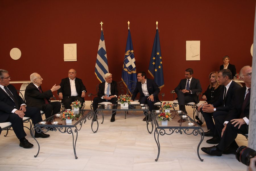 Μια ωραία ατμόσφαιρα – κρασί, διακοπές, κοπλιμέντα και… επιτόκια στο «μενού» των αρχηγών