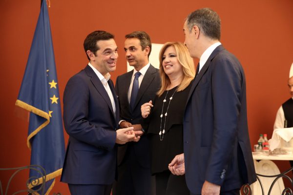 Ο πρωθυπουργός Αλέξης Τσίπρας (Α), ο πρόεδρος της Νέας Δημοκρατίας Κυριάκος Μητσοτάκης (2Α), η πρόεδρος της Δημοκρατικής Συμπαράταξης Φώφη Γεννηματά (2Δ) και ο επικεφαλής του Ποταμιού Σταύρος Θεοδωράκης (Δ), συνομιλούν στη δεξίωση για την 43η επέτειο από την αποκατάσταση της Δημοκρατίας στο Προεδρικό Μέγαρο, Αθήνα, τη Δευτέρα 24 Ιουλίου 2017. ΑΠΕ ΜΠΕ/ΑΠΕ ΜΠΕ/ΣΥΜΕΛΑ ΠΑΝΤΖΑΡΤΖΗ