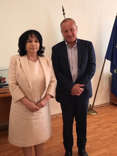 O Διευθύνων Σύμβουλος της ΕΛ.ΠΕ Γρηγόρης Στεργιούλης με την υπουργό Ενέργειας της Βουλγαρίας Τεμενούζκα Πέτκοβα
