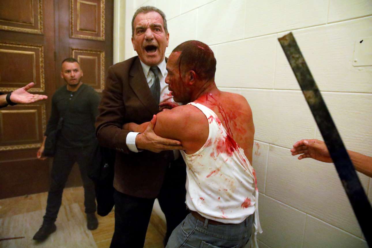 Υποστηρικτές του Μαδούρο εισέβαλαν στο κοινοβούλιο – Αναφορές για τραυματίες βουλευτές