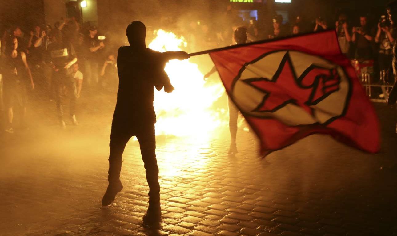 Στις φλόγες το Αμβούργο στη σκιά της συνάντησης Τραμπ – Μέρκελ