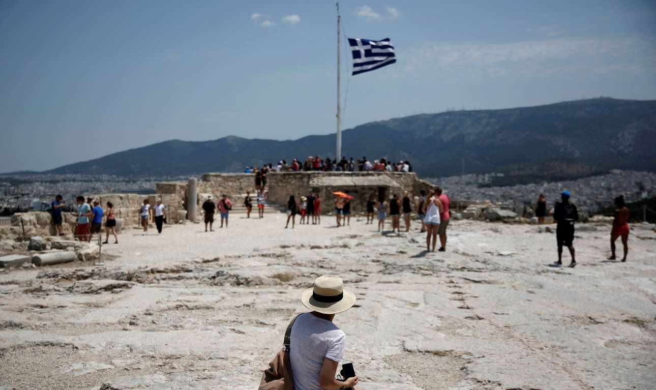 Φτωχαίνουμε, γερνάμε, μικραίνουμε. Ποιος νοιάζεται;