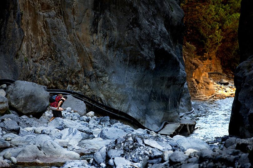 Διέσχισε το φαράγγι της Σαμαριάς κουβαλώντας την ανάπηρη κόρη του!