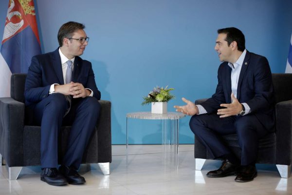 O Αλέξης Τσίπρας συνομιλεί με τον πρόεδρο της Σερβίας