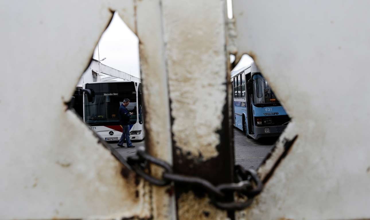 Ενας ελέφαντας στο αστικό λεωφορείο   