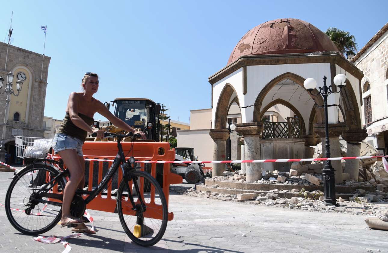 Τσιμεντένια μπάρα στο λιμάνι της Κω