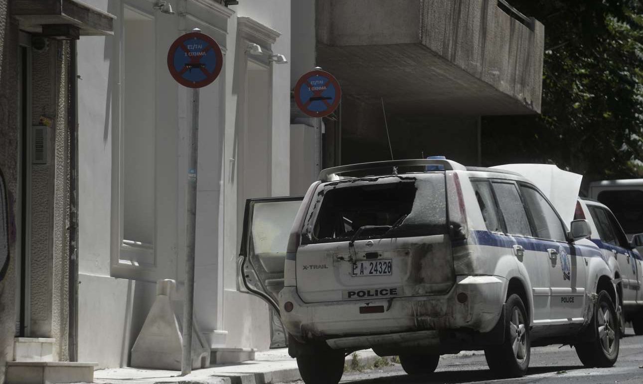 Μολότοφ έξω από την κατοικία του Αλέκου Φλαμπουράρη