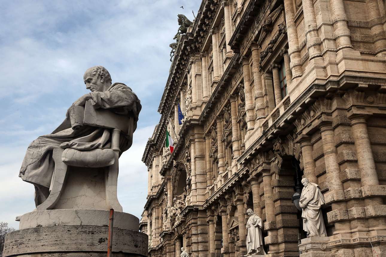 Το έκτισε ο Μουσολίνι. Να το γκρεμίσουμε;