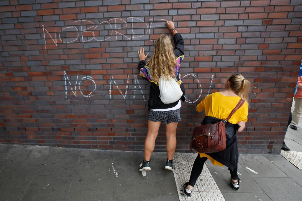 Κάτι σαν το «Imagine» του Τζον Λένον. «Οχι σύνορα, όχι έθνη» γράφουν οι δύο διαδηλώτριες σε έναν τοίχο στο Αμβούργο