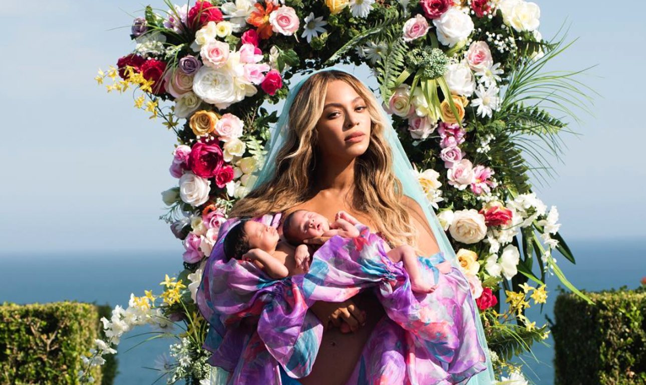 Χαράς ευαγγέλια: Η Μπιγιονσέ ποζάρει με τα δίδυμα