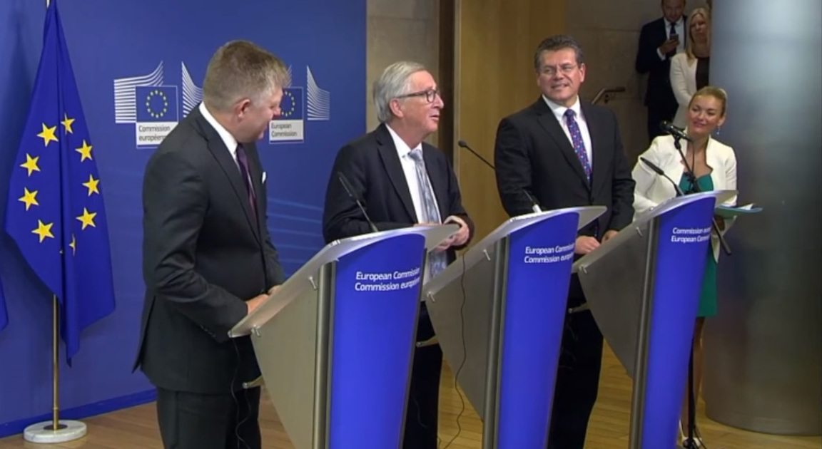 Γιούνκερ: «Αυτή είναι η γυναίκα μου – α, όχι είναι η Μέρκελ!»