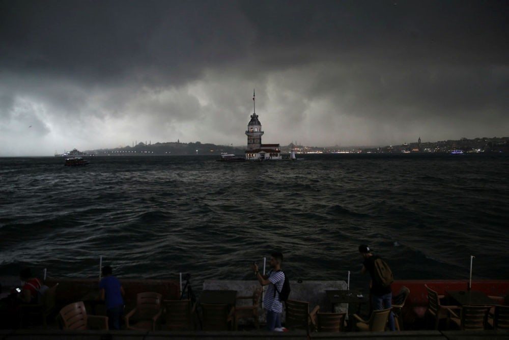 Εικόνες χάους στην Κωνσταντινούπολη από καταιγίδα – τέρας