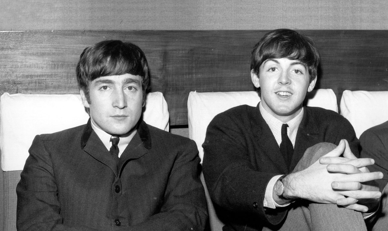 Πολ ΜακΚάρτνεϊ – Τζον Λένον: συναντήθηκαν σαν σήμερα 60 χρόνια πριν και άλλαξε η ροκ