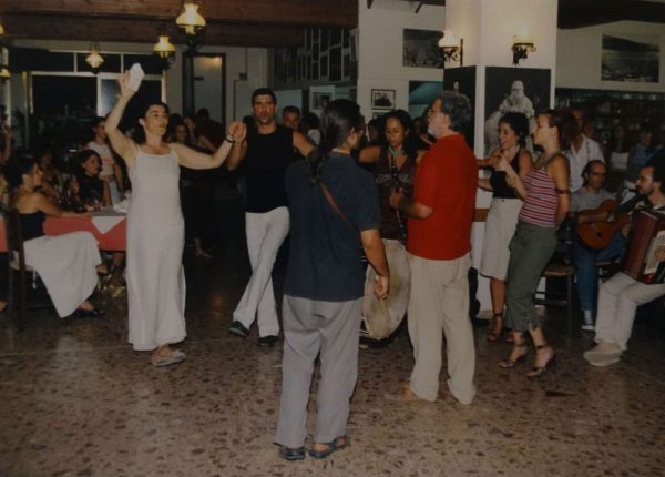Η Λυδία Κονιόρδου σέρνει τον χορό σε παλαιότερο γλέντι στου Λεωνίδα