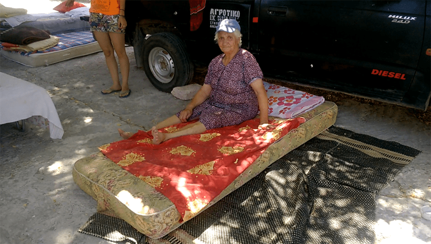 Διαψεύδει η κυβέρνηση ότι σεισμόπληκτοι της Λέσβου έμειναν στον δρόμο