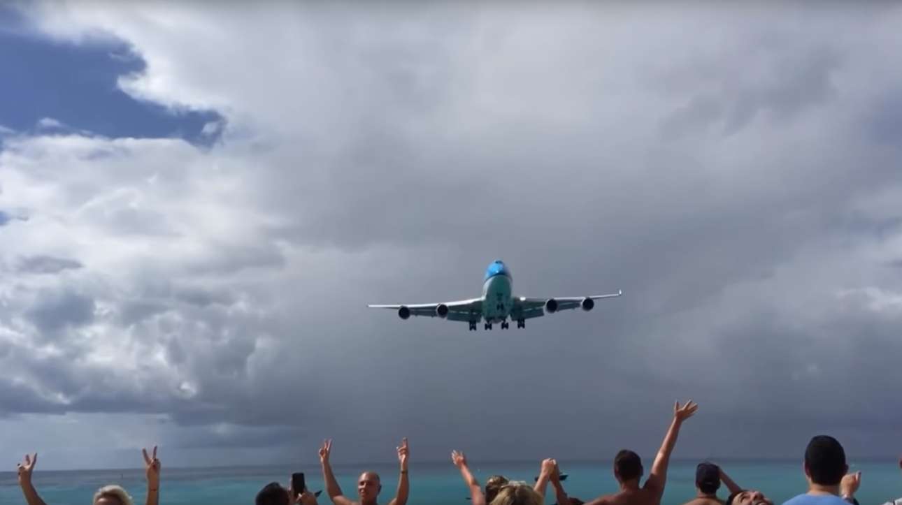 Σκοτώθηκε από τα αέρια ενώ παρακολουθούσε την απογείωση αεροπλάνου!