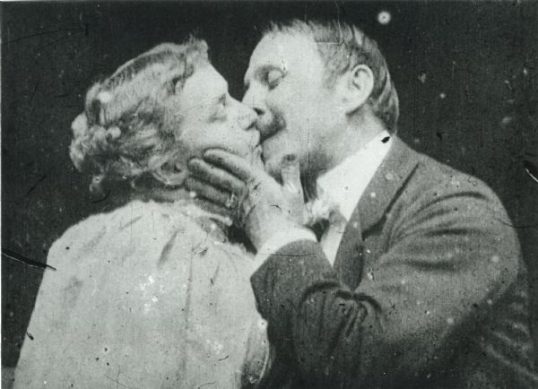 Το πρώτο φιλί στην ιστορία του σινεμά το έδωσε το 1896 ο Τζον Σ. Ράις στη Μέι Ιργουαϊν σε μία σκηνή από την ταινία μικρού μήκους «The Kiss». Αυτή η σκηνή κρίθηκε ιδιαιτέρως σκανδαλιστική διότι… κάθε πρώτη φορά σοκάρει. Διαρκούσε 20 δευτερόλεπτα και  ουσιαστικά ήταν το κινηματογραφημένο φινάλε ενός μιούζικαλ στο Μπρόντγουεϊ.