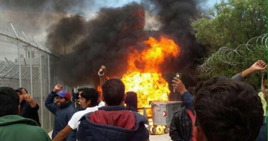 Στις φλόγες ξανά το κέντρο προσφύγων στη Μόρια