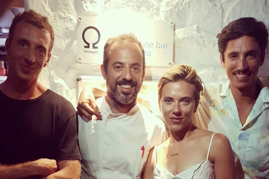 Κάποιος να το πει στον Τσακαλώτο – η Σκάρλετ Γιόχανσον είναι στη Σίφνο