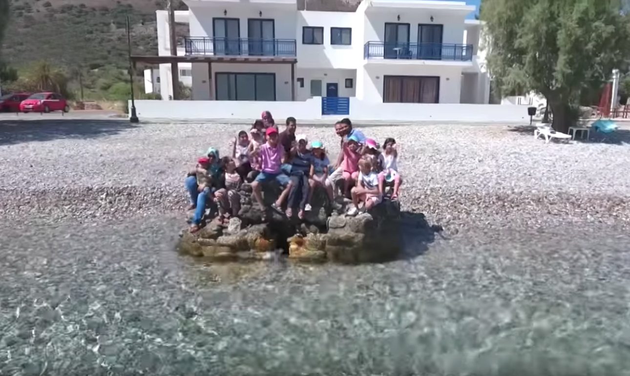 Πού βρήκαν τον μικρό παράδεισό τους στο Αιγαίο οι πρόσφυγες